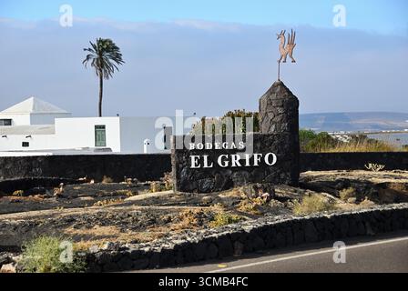 Lanzarote, la Geria, Espagne - 13 juin 2008 : cave El Grifo, Lanzarote Îles Canaries. Signe de magasin de panneau sur fond de ferme blanche Banque D'Images