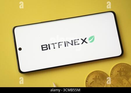 Dhaka, Bangladesh- 15 juin 2025 : logo Bitfinex sur l'écran du smartphone près de Bitcoin coin et QR code sur fond Banque D'Images