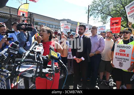 Bronx, États-Unis. 15 septembre 2025. Zohran Mamdani, membre de l'Assemblée de l'État de New York, candidat du Parti démocrate pour le maire de New York, se réunit avec les 175 membres en grève de la section locale 210 des Teamster à la Perrigo Company plc dans le Bronx, New York, le lundi 15 septembre 2025. Les travailleurs réclament une rémunération équitable, y compris des protections contre le travail forcé le week-end sans salaire, et un financement de retraite garanti, photo de Kyle Mazza/CNP/ABACAPRESS.COM crédit : Abaca Press/Alamy Live News Banque D'Images