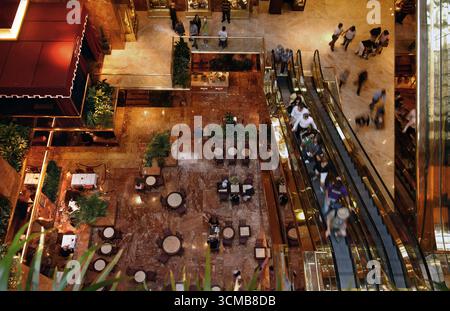 Café et escalators à Trump Tower, New York City, États-Unis Banque D'Images