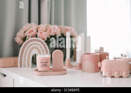 Un ensemble de bougies élégantes à l'intérieur de la maison. Banque D'Images