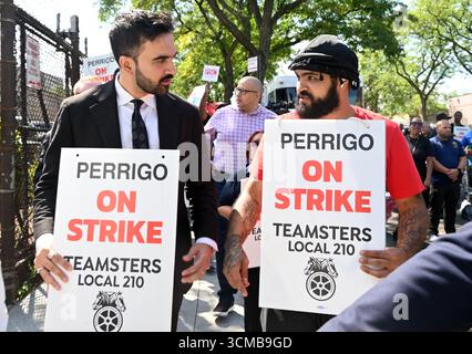 New York, États-Unis. 15 septembre 2025. Zohran Mamdani, membre de l'Assemblée de l'État de New York, candidat du Parti démocrate pour le maire de New York, se réunit avec les 175 membres en grève de la section locale 210 des Teamster à la Perrigo Company plc dans le Bronx, New York, le lundi 15 septembre 2025. Les travailleurs demandent un salaire équitable, y compris des protections contre le travail forcé le week-end sans salaire, et un financement de retraite garanti, crédit : Kyle Mazza/CNP/MediaPunch crédit : MediaPunch Inc/Alamy Live News Banque D'Images