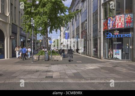 Zone piétonne, panneau de signalisation, architecture générale, magasins, costumes et fournitures de carnaval, Deiter, piétons comme accessoires, arbres, ciel bleu, inte Banque D'Images