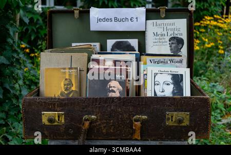 Coffre de livre vintage avec littérature classique et un euro signe à Caputh, Brandebourg, Allemagne. Banque D'Images