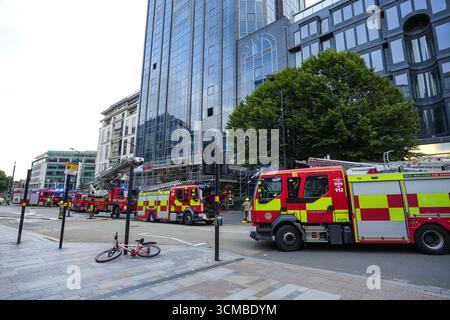 Colmore Row, Birmingham 15 septembre 2025 - Un incendie dans un immeuble de grande hauteur dans le centre-ville de Birmingham a fermé une voie de transport principale à travers la ville, provoquant le chaos de la circulation à l'heure de pointe. L'incendie a eu lieu dans le bâtiment Colmore Gate qui est actuellement en cours de rénovation sur Colmore Row, une route qui est un arrêt de bus clé pour de nombreux services et en face de la station Snow Hill. Plusieurs pompiers, dont une plate-forme hydraulique, ont été envoyés à l'incident. Le West Midland Ambulance Service a envoyé son unité de réponse aux incidents sur les lieux en cas de victimes. Crédit : British News and Media/Alamy Live News Banque D'Images