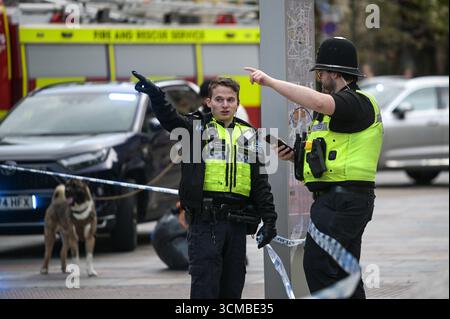 Colmore Row, Birmingham 15 septembre 2025 - Un incendie dans un immeuble de grande hauteur dans le centre-ville de Birmingham a fermé une voie de transport principale à travers la ville, provoquant le chaos de la circulation à l'heure de pointe. L'incendie a eu lieu dans le bâtiment Colmore Gate qui est actuellement en cours de rénovation sur Colmore Row, une route qui est un arrêt de bus clé pour de nombreux services et en face de la station Snow Hill. Plusieurs pompiers, dont une plate-forme hydraulique, ont été envoyés à l'incident. Le West Midland Ambulance Service a envoyé son unité de réponse aux incidents sur les lieux en cas de victimes. Crédit : British News and Media/Alamy Live News Banque D'Images