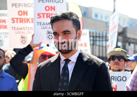 Bronx, États-Unis d'Amérique. 15 septembre 2025. Zohran Mamdani, membre de l'Assemblée de l'État de New York, candidat du Parti démocrate pour le maire de New York, se réunit avec les 175 membres en grève de la section locale 210 des Teamster à la Perrigo Company plc dans le Bronx, New York, le lundi 15 septembre 2025. Les travailleurs demandent un salaire équitable, y compris des protections contre le travail forcé de week-end sans salaire, et un financement de retraite garanti, crédit : Kyle Mazza/CNP/Sipa USA crédit : Sipa USA/Alamy Live News Banque D'Images