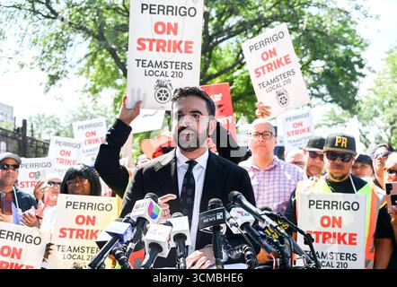 Bronx, États-Unis. 15 septembre 2025. Zohran Mamdani, membre de l'Assemblée de l'État de New York, candidat du Parti démocrate pour le maire de New York, fait des remarques alors qu'il se rallie avec les 175 membres en grève de la section locale 210 des Teamster à la Perrigo Company plc dans le Bronx, New York, le lundi 15 septembre 2025. Les travailleurs réclament une rémunération équitable, y compris des protections contre le travail forcé le week-end sans salaire, et un financement de retraite garanti, photo de Kyle Mazza/CNP/ABACAPRESS.COM crédit : Abaca Press/Alamy Live News Banque D'Images