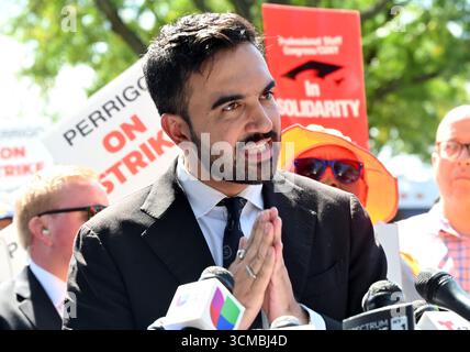 New York, États-Unis. 15 septembre 2025. Zohran Mamdani, membre de l'Assemblée de l'État de New York, candidat du Parti démocrate pour le maire de New York, fait des remarques alors qu'il se rallie avec les 175 membres en grève de la section locale 210 des Teamster à la Perrigo Company plc dans le Bronx, New York, le lundi 15 septembre 2025. Les travailleurs demandent un salaire équitable, y compris des protections contre le travail forcé le week-end sans salaire, et un financement de retraite garanti, crédit : Kyle Mazza/CNP/MediaPunch crédit : MediaPunch Inc/Alamy Live News Banque D'Images
