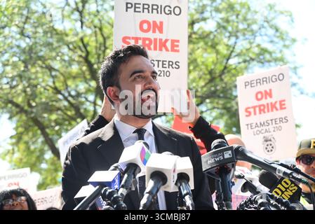 New York, États-Unis. 15 septembre 2025. Zohran Mamdani, membre de l'Assemblée de l'État de New York, candidat du Parti démocrate pour le maire de New York, fait des remarques alors qu'il se rallie avec les 175 membres en grève de la section locale 210 des Teamster à la Perrigo Company plc dans le Bronx, New York, le lundi 15 septembre 2025. Les travailleurs demandent un salaire équitable, y compris des protections contre le travail forcé le week-end sans salaire, et un financement de retraite garanti, crédit : Kyle Mazza/CNP/MediaPunch crédit : MediaPunch Inc/Alamy Live News Banque D'Images