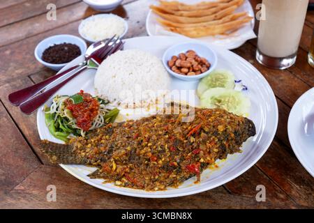 Mujair nyat nyat tilapia frit épicé avec riz et plats d'accompagnement nourriture balinaise Banque D'Images