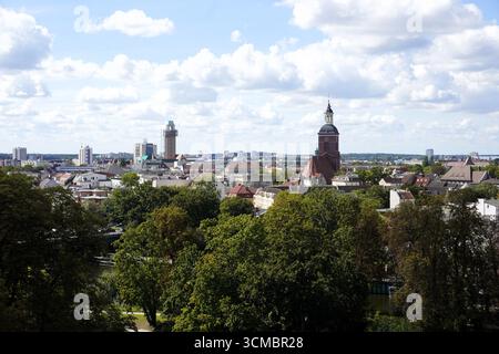 Panorama panoramique panoramique de la vieille ville de Spandau, Berlin, Allemagne, avec la rivière Havel et les tours de l'hôtel de ville et l'église Nicholas Banque D'Images