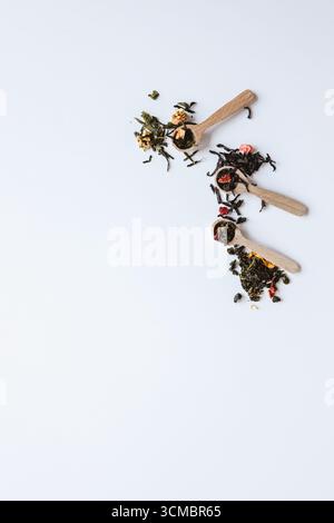Assortiment de thés de feuilles mobiles artisanales sur fond blanc, vue de dessus. Banque D'Images