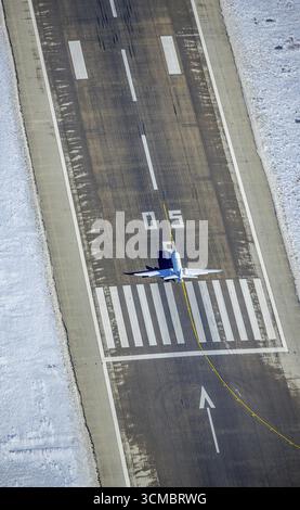 Photo aérienne, aéroport de Duesseldorf, piste et piste d'atterrissage avec avion, Lohausen, Duesseldorf, Rhénanie, Rhénanie du Nord-Westphalie, Allemagne, DE, dus Banque D'Images
