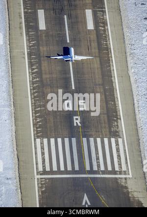 Photo aérienne, aéroport de Duesseldorf, piste et piste d'atterrissage avec avion, Lohausen, Duesseldorf, Rhénanie, Rhénanie du Nord-Westphalie, Allemagne, DE, dus Banque D'Images