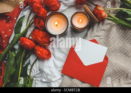 Carte de vœux dans une enveloppe rouge. Concept de fête des mères ou de Saint-Valentin. Place pour votre texte. Banque D'Images