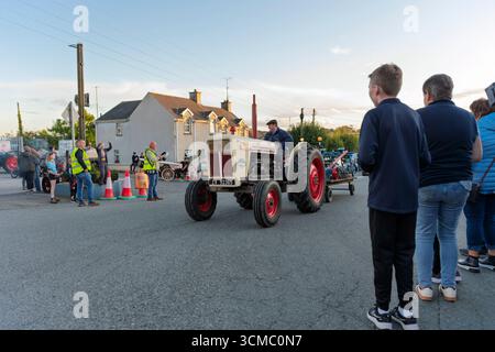 Tracteur vintage David Brown avec roues rouges à Coolgreany parade, événement du patrimoine communautaire irlandais rural. Banque D'Images