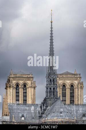 Paris, France - 09 13 2025 : notre-Dame de Paris. 8 des 16 statues monumentales qui sont retournées à leur place sur la base de la flèche Banque D'Images