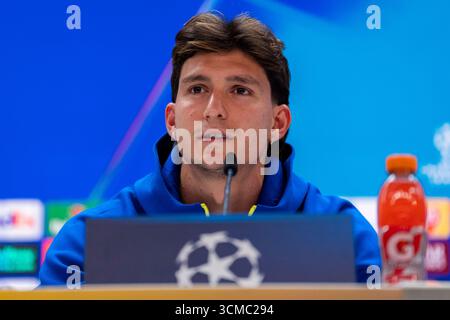 Madrid, Madrid, Espagne. 15 septembre 2025. MADRID, ESPAGNE - 15 SEPTEMBRE : Leonardo Balerdi de l'Olympique de Marseille s'exprime dans la salle de presse lors de la séance d'entraînement et de la conférence de presse avant le match de l'UEFA Champions League 2024/25 contre le Real Madrid CF à l'Estadio Santiago Bernabeu le 15 septembre 2025 à Madrid, Espagne. (Crédit image : © Alberto Gardin/ZUMA Press Wire) USAGE ÉDITORIAL SEULEMENT ! Non destiné à UN USAGE commercial ! Crédit : ZUMA Press, Inc/Alamy Live News Banque D'Images