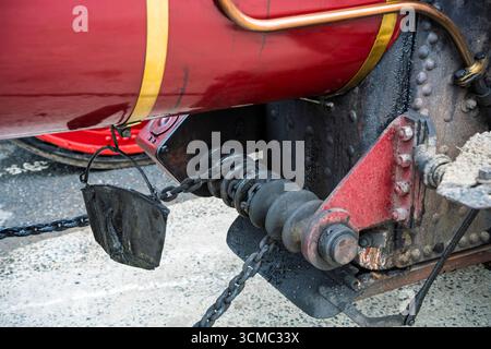 Gros plan du boîtier de direction et de la suspension vintage d'une machine à vapeur à Coolgreany Vintage Parade, montrant la graisse et les détails industriels. Banque D'Images