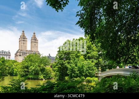 NEW YORK - 25 mai 2024 : L'emblématique San Remo Building dans l'Upper West Side de New York, vu de l'autre côté du lac dans Central Park. Dessiner Banque D'Images