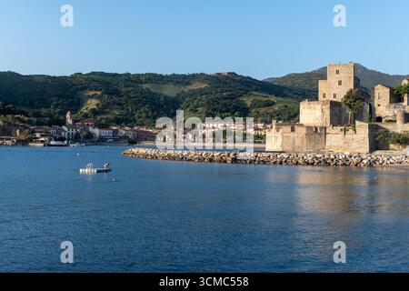 Vue sur la baie maritime avec plages et maisons colorées, château, église de Collioure, Côte Vermeille, Pyrénées-Orientales, Occitanie, France. Vacances d'été Banque D'Images