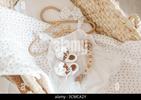 Tenue pour un nouveau-né dans un berceau de bébé, concept en anticipation. Banque D'Images