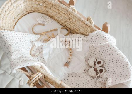 Tenue pour un nouveau-né dans un berceau de bébé, concept en anticipation. Banque D'Images