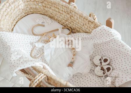 Tenue pour un nouveau-né dans un berceau de bébé, concept en anticipation. Banque D'Images