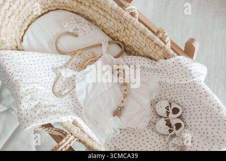 Tenue pour un nouveau-né dans un berceau de bébé, concept en anticipation. Banque D'Images