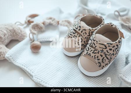Un ensemble de vêtements de bébé pour un nouveau-né dans des couleurs pastel, vue de dessus. Banque D'Images