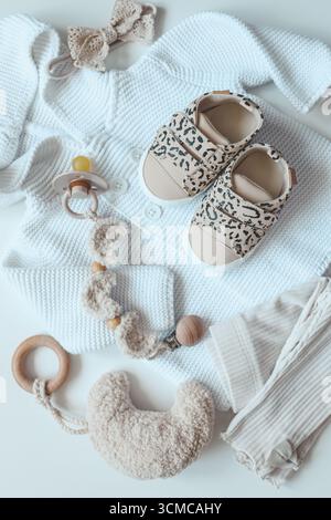 Un ensemble de vêtements de bébé pour un nouveau-né dans des couleurs pastel, vue de dessus. Banque D'Images