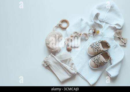 Un ensemble de vêtements de bébé pour un nouveau-né dans des couleurs pastel, vue de dessus. Banque D'Images