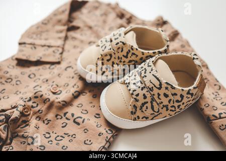 Baskets et body en imprimé tigre, vêtements pour enfants. Banque D'Images