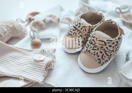 Un ensemble de vêtements de bébé pour un nouveau-né dans des couleurs pastel, vue de dessus. Banque D'Images