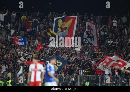 Côme, Italie. 15 septembre 2025. Supporter du CFC de Gênes célébrant après un but lors du match de football italien Serie A entre Calcio Como et le CFC de Gênes le 15 septembre 2025 au stade Giuseppe Senigallia de Côme, Italie crédit : Agence photo indépendante/Alamy Live News Banque D'Images
