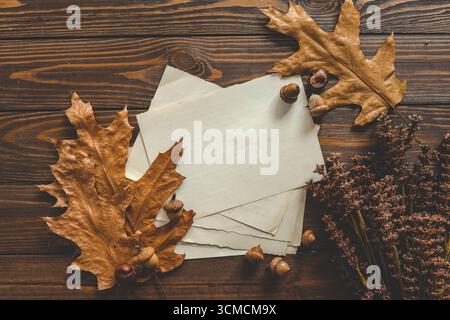 Carte postale avec place pour le texte, humeur d'automne. Banque D'Images