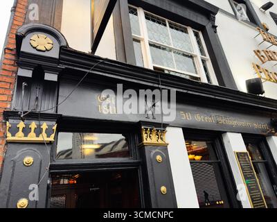 Manchester, Royaume-Uni - 14 septembre 2025 : extérieur d'un pub traditionnel du XIXe siècle situé à Manchester, en Angleterre. La protection britannique Banque D'Images