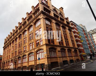 Manchester, Royaume-Uni - 14 septembre 2025 : une structure historique ornée de la Maison du Canada avec des fenêtres distinctes à cadre rouge située dans le centre de Manchester. Banque D'Images