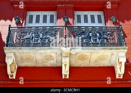 Grille décorative de balcon en fer forgé avec deux grandes figures d'oiseau, un motif floral et une ornementation grecque traditionnelle, île d'Hydra, Grèce Banque D'Images