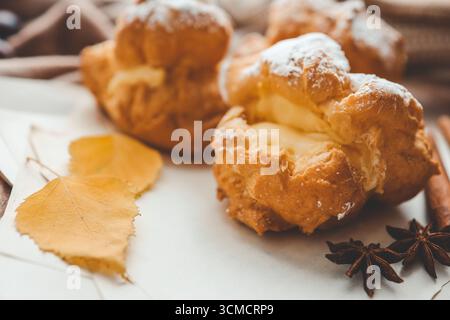 Des pâtisseries à choux fraîchement cuites de près. Banque D'Images