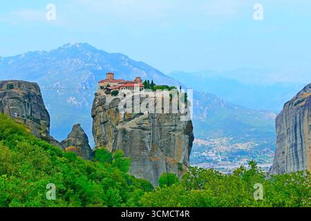 Vue pittoresque du monastère orthodoxe masculin de la Sainte Trinité sur le sommet de la haute falaise des Météores, Grèce Banque D'Images