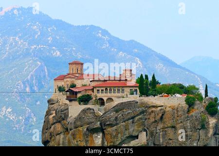 Gros plan du monastère orthodoxe masculin de la Sainte Trinité au sommet du pittoresque rocher des Météores, en Grèce Banque D'Images