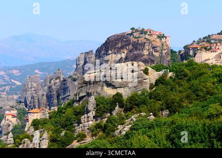 Pittoresque vue panoramique des rochers géants avec quatre monastères des Météores, Kalabaka, Grèce Banque D'Images