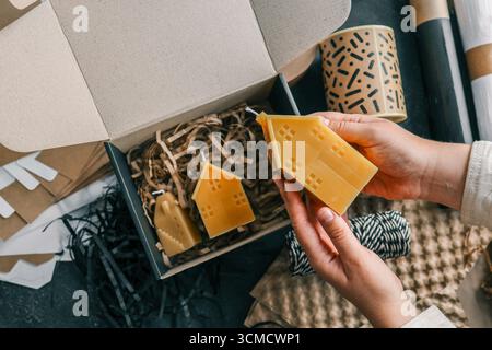 Bougie à la main dans les mains, concept d'emballage et de livraison de marchandises. Banque D'Images