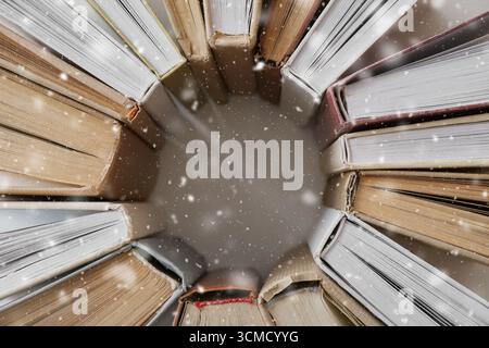 Cadre fait de livres, vue de dessus. Concept de Noël Banque D'Images