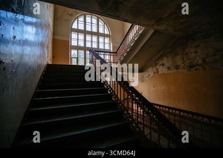 Vieil intérieur sombre abandonné de l'hôpital. Banque D'Images