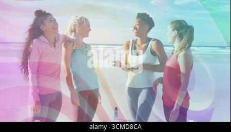 Discuter quatre amis portant des vêtements de sport sur une plage de sable près de l'océan, avec bouteille d'eau réutilisable Banque D'Images