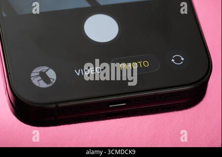 New York, États-Unis - 15 septembre 2025 : appareil photo sur l'écran de l'iphone fond vue rapprochée Banque D'Images