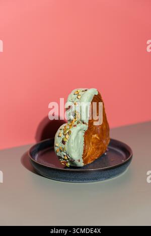 Carte de voeux de style isométrique Saint-Valentin délicieux croissant frais surmonté d'une saveur colorée Ganache. Création unique boulangerie en forme de coeur. Feuilleté de vacances amour cadeau idée de cadeau cadeau. Copier l'espace Banque D'Images